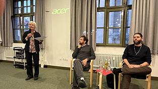 Von links nach rechts: Helga Hanusa vom Verein „Keine Bedienung für Nazis“ sprach zur Begrüßung zur Trialog-Veranstaltung mit den beiden Referenten Shai Hoffmann und Zakariyya Meißner. Von links nach rechts: Helga Hanusa vom Verein „Keine Bedienung für Nazis“ sprach zur Begrüßung zur Trialog-Veranstaltung mit den beiden Referenten Shai Hoffmann und Zakariyya Meißner.