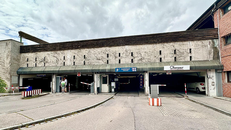 Nach einer Schlie&szlig;ung des Karstadt-Parkhauses und einer teilweisen Sperrung des Oberpaur-Parkhauses fallenind er Innenstadt aktuell 360 Parkpl&auml;tze weg.