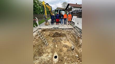 Es wird künftig bei den laufenden Straßenbaumaßnahmen im Ortsteil Kleinaign regelmäßige Besprechungstermine mit der Bürgerschaft geben. Das Foto zeigt die zuständigen am Bau Beteiligten (v.l.): Bürgermeister Florian Adam, Armin Fischer (Firma Pongratz Tiefbau), Martin Fischer (Ingenieurbüro Riedl), Stephan Peinkofer (Oberbauleiter Firma Rädlinger), Christian Pongratz (Bauhofleiter Eschlkam).