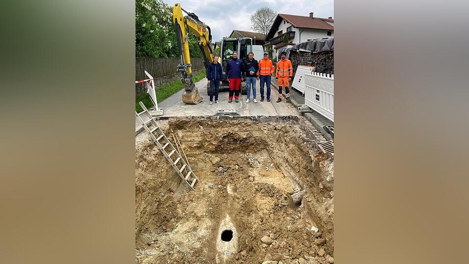 Es wird künftig bei den laufenden Straßenbaumaßnahmen im Ortsteil Kleinaign regelmäßige Besprechungstermine mit der Bürgerschaft geben. Das Foto zeigt die zuständigen am Bau Beteiligten (v.l.): Bürgermeister Florian Adam, Armin Fischer (Firma Pongratz Tiefbau), Martin Fischer (Ingenieurbüro Riedl), Stephan Peinkofer (Oberbauleiter Firma Rädlinger), Christian Pongratz (Bauhofleiter Eschlkam).