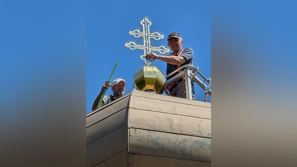 Die finale Montage am Kirchturm.