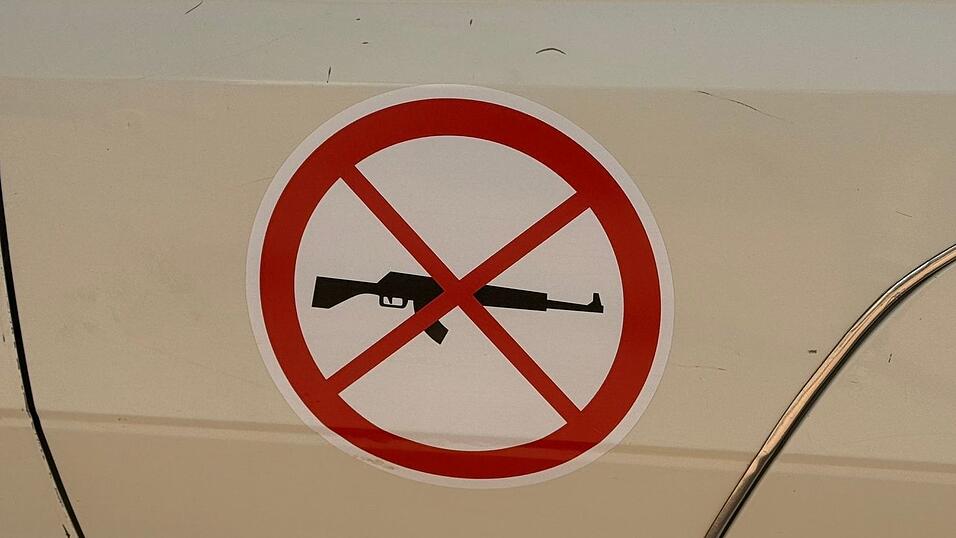 Fahrzeuge und Büros von Hilfsorganisationen machen deutlich: Es gibt hier keine Waffen - eine Garantie für mehr Sicherheit bedeutet das nicht. (Archivbild) Fahrzeuge und Büros von Hilfsorganisationen machen deutlich: Es gibt hier keine Waffen - eine Garantie für mehr Sicherheit bedeutet das nicht. (Archivbild)