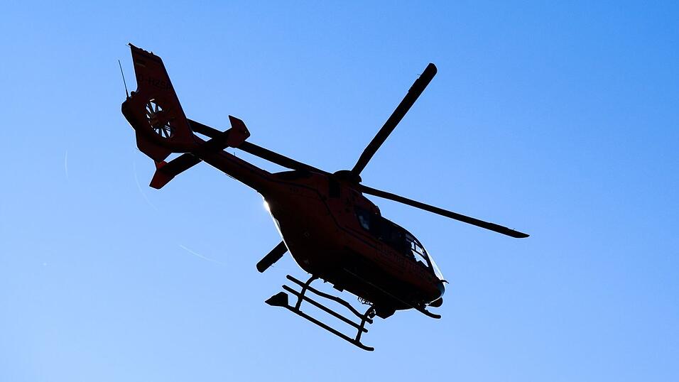 Ein Rettungshubschrauber brachte den Sechsjährigen in ein Krankenhaus. (Symbolbild) Ein Rettungshubschrauber brachte den Sechsjährigen in ein Krankenhaus. (Symbolbild)