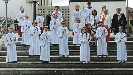 Beim Gruppenfoto mit Pfarrer Joseph und den Lehrerinnen der Grundschule Geigant war den Erstkommunionkindern die Freude anzusehen'.