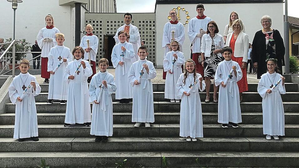 Beim Gruppenfoto mit Pfarrer Joseph und den Lehrerinnen der Grundschule Geigant war den Erstkommunionkindern die Freude anzusehen'. Beim Gruppenfoto mit Pfarrer Joseph und den Lehrerinnen der Grundschule Geigant war den Erstkommunionkindern die Freude anzusehen'.