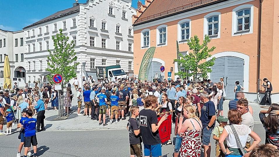 Das Festzelt war auch beim Volksfest im Jahr 2025 immer voll. - Nach dem Anzapfen im Herzen des Marktes ging es im festlichen Auszug zum Volksfestplatz.