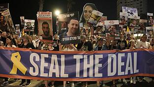 F&uuml;r die Freilassung und &Uuml;bergabe aller Geiseln waren monatelang Tausende Israelis auf die Stra&szlig;en gegangen. (Archivbild)