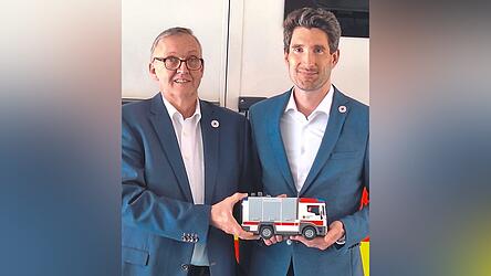 Staffel- bzw. Rettungswagen&uuml;bergabe beim BRK-Kreisverband Freising: Kreisgesch&auml;ftsf&uuml;hrer Albert S&ouml;hl (l.) arbeitet seinen Nachfolger Alexander Hameder ein.
