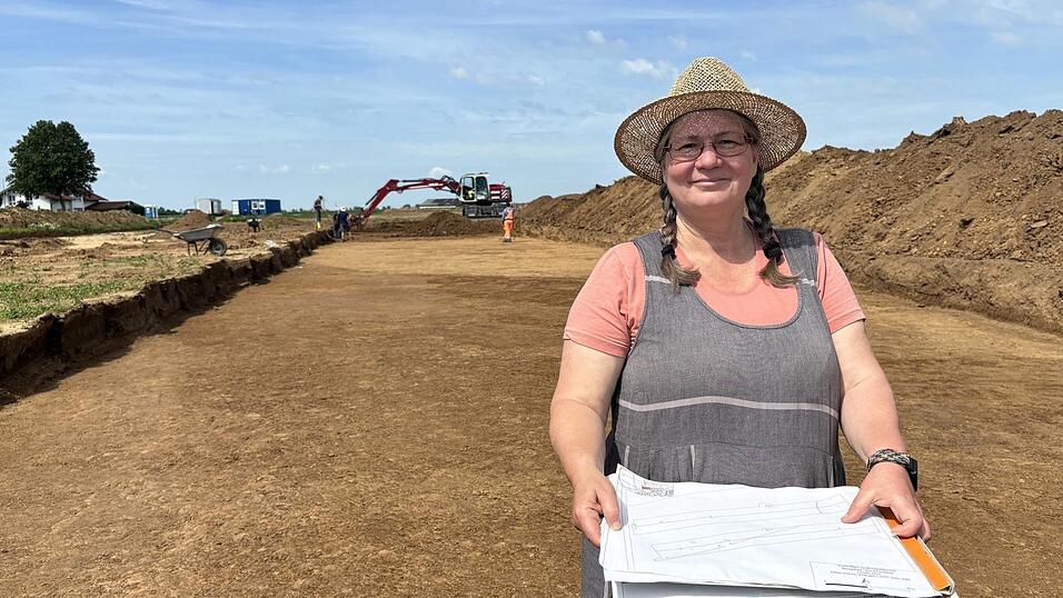 Archäologin Ildikó Bösze mit dem vorläufigen Grabungsbericht Am Kronsteig in einem der freigelegten Streifen. Archäologin Ildikó Bösze mit dem vorläufigen Grabungsbericht Am Kronsteig in einem der freigelegten Streifen.