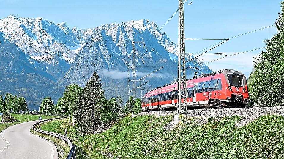 Ein Regionalzug fährt bei Garmisch-Partenkirchen die Strecke der Werdenfelsbahn entlang. Ein Regionalzug fährt bei Garmisch-Partenkirchen die Strecke der Werdenfelsbahn entlang.