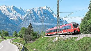 Ein Regionalzug fährt bei Garmisch-Partenkirchen die Strecke der Werdenfelsbahn entlang. Ein Regionalzug fährt bei Garmisch-Partenkirchen die Strecke der Werdenfelsbahn entlang.
