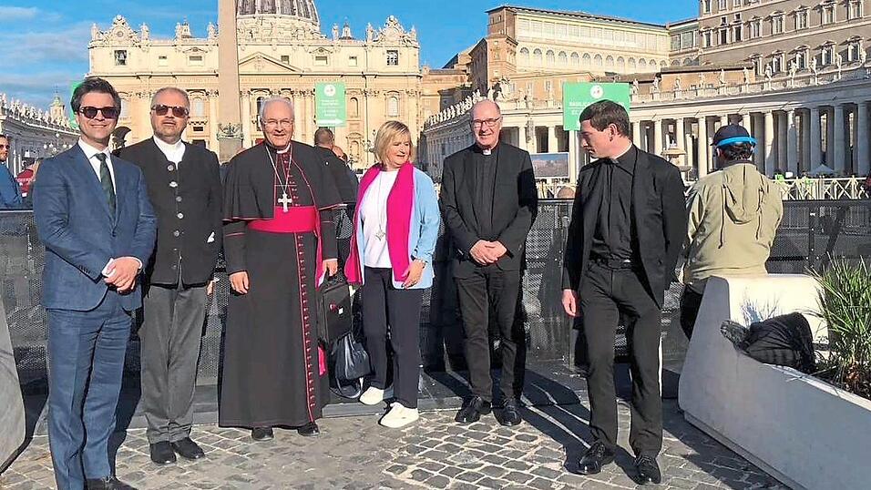 Eine Delegation aus Regensburg wohnte am Sonntag der Amtseinf&uuml;hrung von Papst Leo XIV. auf dem Petersplatz in Rom bei (von links): Dr. Gabriel Weiten, Theologischer Referent des Bischofs, Pfarrer Holger Kruschina als Vertreter des Priesterrates, Bischof Rudolf Voderholzer, Martha Bauer als Vorsitzende des Di&ouml;zesankomitees, Dompropst Dr. Franz Fr&uuml;hmorgen und Offizial Dr. Peter Stier.