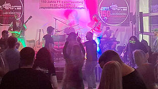 Bis spät in die Nacht sorgten die „Lowan-Duscha“ für beste Stimmung.