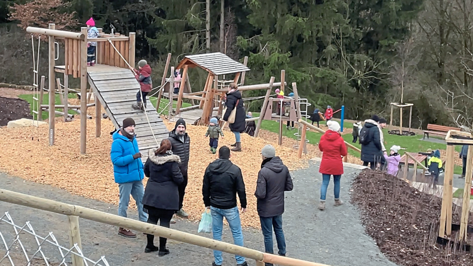 Der Waldspielplatz im Neugebiet Am Brand fügt sich in den Hang ein. Die Spielgeräte verteilen sich auf drei Ebenen.