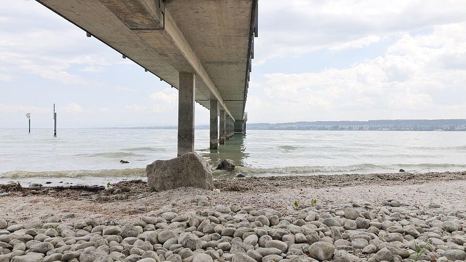 Damit der Wasserstand im Bodensee steigt und wieder gewohnte Werte erreicht, müsste es lange und viel regnen. Damit der Wasserstand im Bodensee steigt und wieder gewohnte Werte erreicht, müsste es lange und viel regnen.