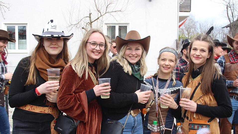 Viele Faschings-Fans haben sich am Samstag den Umzug in Langenbach angesehen. Viele Faschings-Fans haben sich am Samstag den Umzug in Langenbach angesehen.