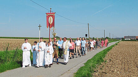 Sicherlich eine der st&auml;rksten Fu&szlig;wallfahrten begeht die Stadtpfarrei Geiselh&ouml;ring zum Gnadenort in Haindling am Hochfest Mari&auml; Himmelfahrt. Mit dem Geiselh&ouml;ringer Dekan Josef Ofenbeck, Pilgerf&uuml;hrer Josef Kolbinger und Vorbeterin Andrea Fu&szlig; waren etliche Fu&szlig;pilger unterwegs. Sie wurden mit dem Kreuz und der Marienfahne der Haindlinger zur Wallfahrtskirche begleitet.