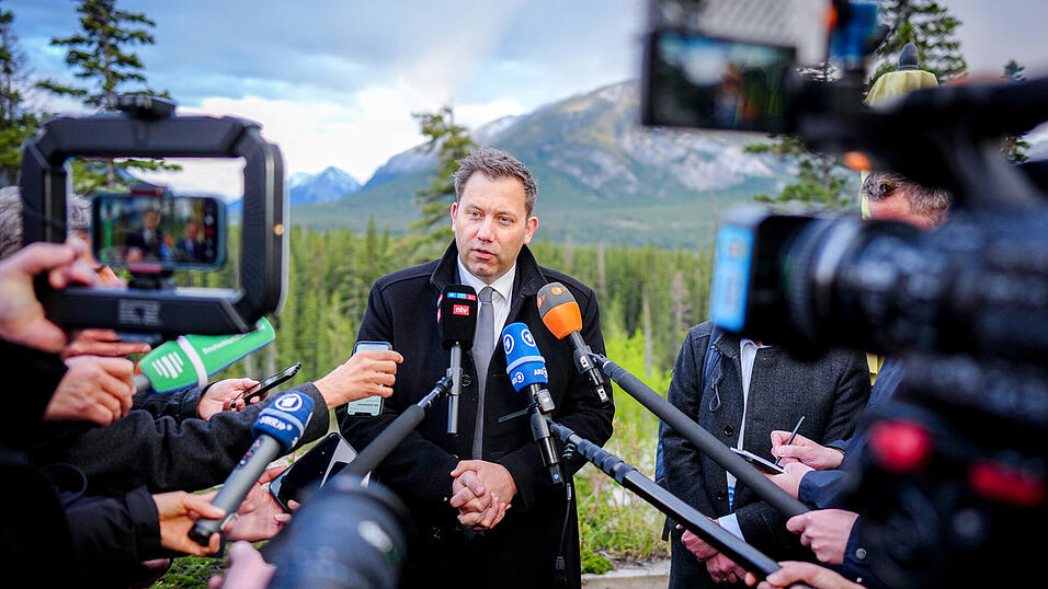 Lars Klingbeil (SPD), Finanzminister und Vizekanzler, gibt am Rande des Treffens der G7-Finanzminister ein Pressestatement.