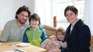 Glücklich, dass die Geburt im Auto ohne große Komplikationen verlaufen ist: Simone und Mathias Reichl mit der kleinen Cilly und ihren Söhnen Karl (Zweiter von links) und Vinzenz (Zweiter von rechts)