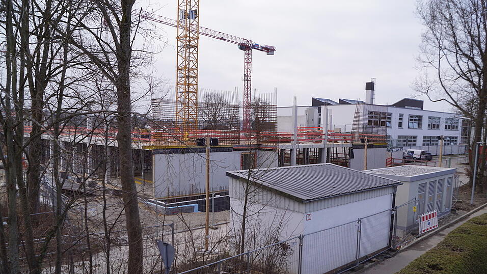 Die neue Realschule wird gebaut. Nach Stand der Dinge soll der Umzug in den Neubau im Schuljahr 2027/2028 &uuml;ber die B&uuml;hne gehen.
