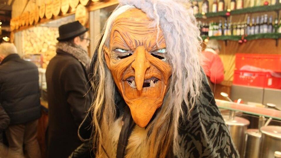 Die Perchtengruppe 'Frisinger Fratz'n' trat am Mittwochabend auf dem Landshuter Christkindlmarkt auf. Die Perchtengruppe 'Frisinger Fratz'n' trat am Mittwochabend auf dem Landshuter Christkindlmarkt auf.