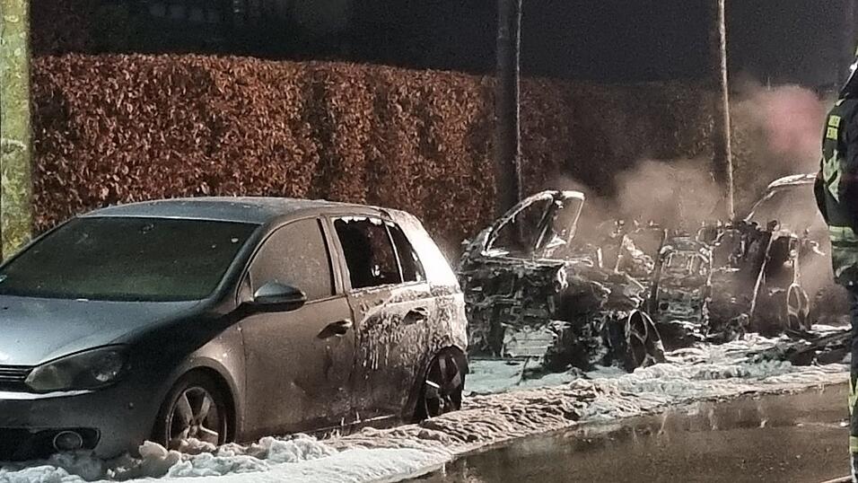 In Regensburg brannten am Samstagabend vier Fahrzeuge. In Regensburg brannten am Samstagabend vier Fahrzeuge.