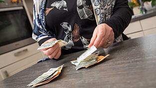 Wer Geld spart und anlegt, muss im Alter nicht jeden Cent zweimal umdrehen. Wer Geld spart und anlegt, muss im Alter nicht jeden Cent zweimal umdrehen.