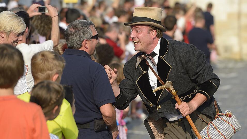 „Servus“, der Bruder Straubinger grüßt als fröhlicher Wanderbursche alle Zuschauer des großen Auszugs zum Festplatz. „Servus“, der Bruder Straubinger grüßt als fröhlicher Wanderbursche alle Zuschauer des großen Auszugs zum Festplatz.