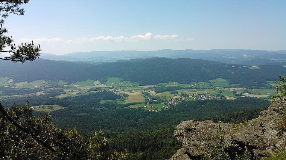 Kleine Dörfer, bewaldete Erhebungen, schroffe Felsformationen: Dieser herrliche Ausblick eröffnet sich Wanderern und Kletterern auf dem Kaitersberg im Bayerischen Wald. Kleine Dörfer, bewaldete Erhebungen, schroffe Felsformationen: Dieser herrliche Ausblick eröffnet sich Wanderern und Kletterern auf dem Kaitersberg im Bayerischen Wald.