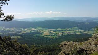 Kleine D&ouml;rfer, bewaldete Erhebungen, schroffe Felsformationen: Dieser herrliche Ausblick er&ouml;ffnet sich Wanderern und Kletterern auf dem Kaitersberg im Bayerischen Wald.