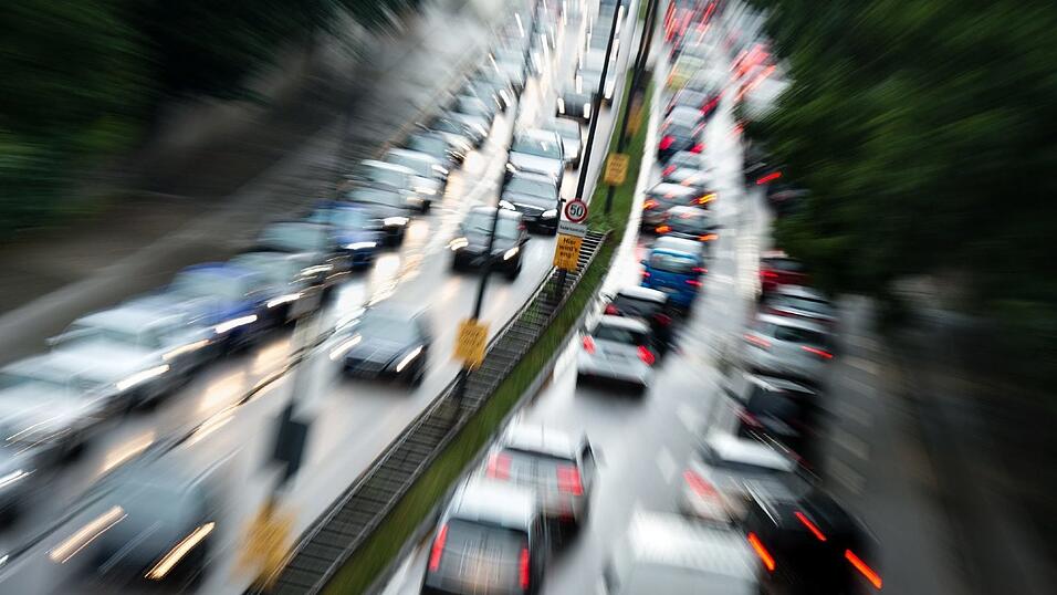 Wenn es im Hochsommer zum Stau kommt, sollte man als Autofahrer gewappnet sein. Wenn es im Hochsommer zum Stau kommt, sollte man als Autofahrer gewappnet sein.