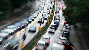 Wenn es im Hochsommer zum Stau kommt, sollte man als Autofahrer gewappnet sein. Wenn es im Hochsommer zum Stau kommt, sollte man als Autofahrer gewappnet sein.