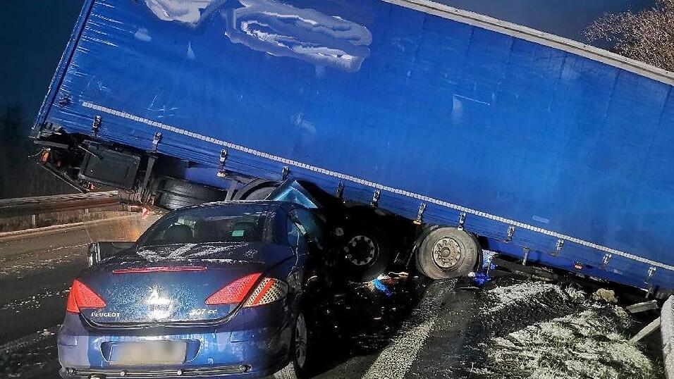 Bei Passau ist es am Samstagmorgen zu einem Unfall auf der A3 gekommen. Bei Passau ist es am Samstagmorgen zu einem Unfall auf der A3 gekommen.
