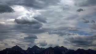 Wolken über den Allgäuer Alpen. Ist der Sommer in Bayern schon sehr bald zu Ende?