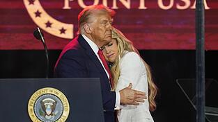 Bei der Trauerfeier für den rechtsnationalen Aktivisten Charlie Kirk umarmte US-Präsident Donald Trump auch dessen Witwe Erika Kirk. Anders als sie möchte Trump seinen Gegnern jedoch nicht vergeben.
