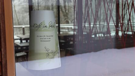 R&auml;tselraten um das &bdquo;Caf&eacute; im Park&ldquo;: &bdquo;Ab dem 20. November sind wir in der Winterpause&ldquo;, verk&uuml;ndet das Schild am Eingang.