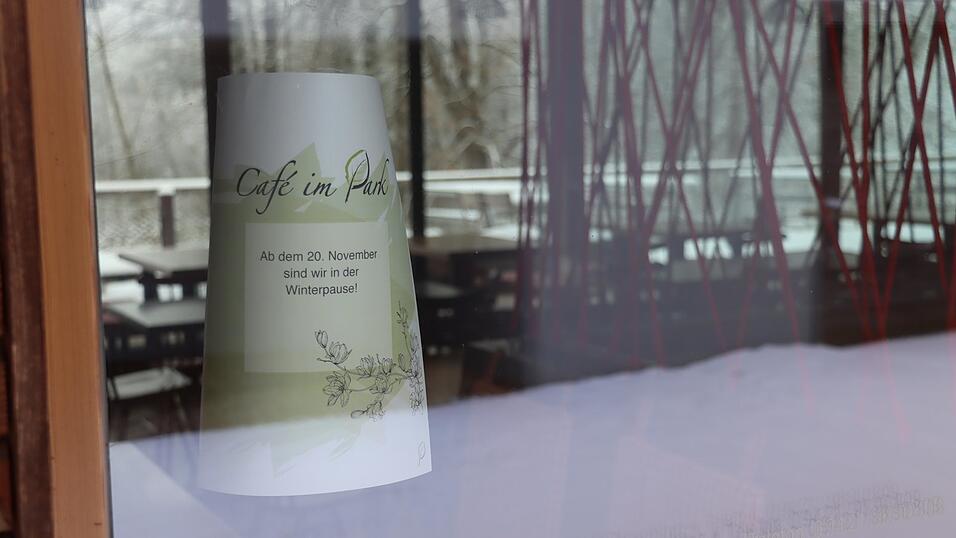 R&auml;tselraten um das &bdquo;Caf&eacute; im Park&ldquo;: &bdquo;Ab dem 20. November sind wir in der Winterpause&ldquo;, verk&uuml;ndet das Schild am Eingang.
