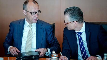 Regierungschef Friedrich Merz (links) sollte sich Gedanken dar&uuml;ber machen, ob Kanzleramtschef Thorsten Frei der richtige Mann auf seinem Manager-Posten ist, meint unser Autor.