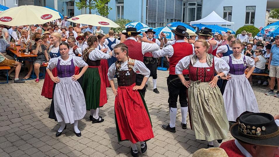 Bodenständiges Brauchtum auf dem Tanzboden zeigte die Gaujugendtanzgruppe. Bodenständiges Brauchtum auf dem Tanzboden zeigte die Gaujugendtanzgruppe.