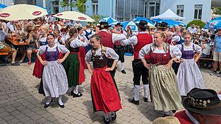 Bodenst&auml;ndiges Brauchtum auf dem Tanzboden zeigte die Gaujugendtanzgruppe.