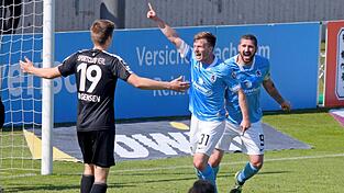 Erlösender Treffer: Richard Neudecker (m.) schießt die 'Löwen' zuhause gegen Verl zum Sieg. Sehr zur Freude von Kapitän Sascha Mölders (r.). Erlösender Treffer: Richard Neudecker (m.) schießt die 'Löwen' zuhause gegen Verl zum Sieg. Sehr zur Freude von Kapitän Sascha Mölders (r.).