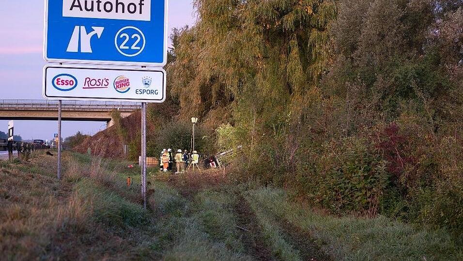 Die Bergungsarbeiten werden sich laut Polizei wohl noch den ganzen Tag über hinziehen.
