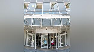 Der Haupteingang der Uniklinik. Der Haupteingang der Uniklinik.