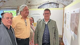 Dietmar Brunner, Bernd Friebe, Renate Fuchs und Bürgermeister Helmut Fichtner (v. l.) vor dem Faksimile der 'Freisinger Schenkungsurkunde' aus dem Jahre 825, in der 'Puttinhusun', also Puttenhausen, genannt wird.
