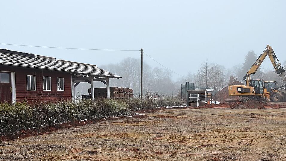 Der Rückbau der Tennisanlage läuft: Am Montag sind die Baumaschinen angerückt.