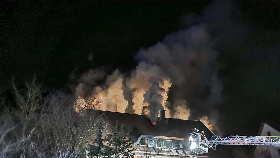 Feuerwehreinsatz in der Nacht von Donnerstag auf Freitag in Burglengenfeld. Dort stand der Dachstuhl eines Einfamilienhauses in Flammen.