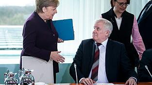 Seehofer ist glücklich über Innenminister von der CSU. (Archivbild)