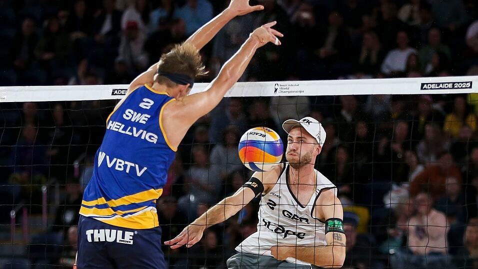 Der Schwede Jonatan Hellvig blockt Clemens Wickler (r) im WM-Halbfinale.