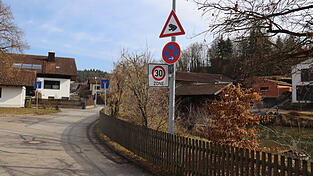Geschwindigkeitsbeschr&auml;nkung, Parkverbot und Kr&ouml;tenwarnung: Seit einigen Tagen wird die Laterne im Reitfeld zum Schilderturm.