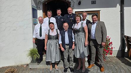 )Hermann Muhr (Mitte) feierte seinen Geburtstag und konnte Glückwünsche von Bürgermeister Andreas Eckl (v.r.), Pfarrer Werner Konrad sowie Vereinsvertretern der Freiwilligen Feuerwehr Ruhmannsdorf und der Schloßschützen Krailing entgegennehmen. )Hermann Muhr (Mitte) feierte seinen Geburtstag und konnte Glückwünsche von Bürgermeister Andreas Eckl (v.r.), Pfarrer Werner Konrad sowie Vereinsvertretern der Freiwilligen Feuerwehr Ruhmannsdorf und der Schloßschützen Krailing entgegennehmen.